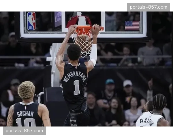 马刺波波维奇临场调整，文班亚马伤退后阵容重组